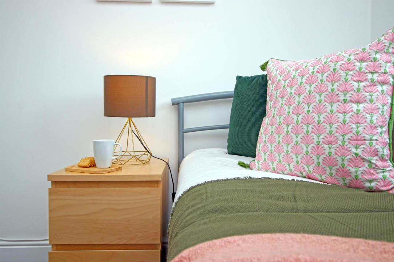 Dock House - 5 Bedroom House - Sleeps 7 Newport  Bagian luar foto